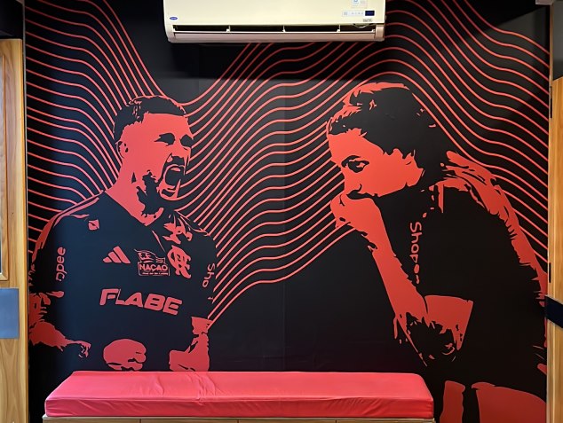 Parede adesivada com arte de jogadores do Flamengo em vermelho e preto