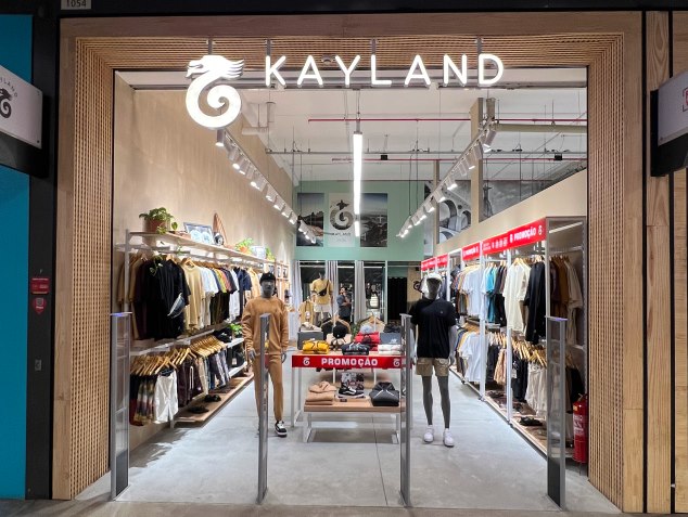 Fachada da loja Kayland com letreiro na entrada