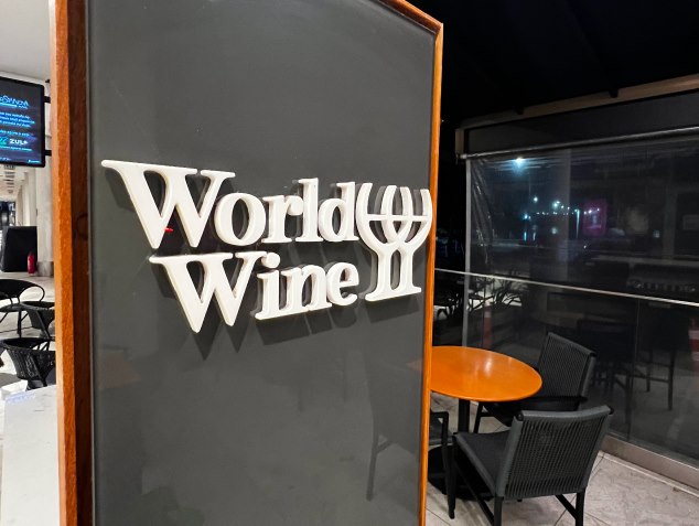Totem com o logo da World Wine em letras recortadas